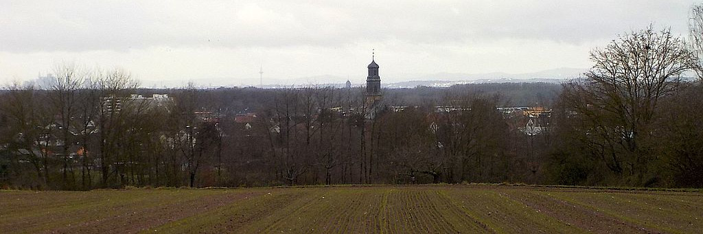 Blick auf Niederrodenbach; im Hintergrund die Skyline von Frankfurt und die Taunushöhen